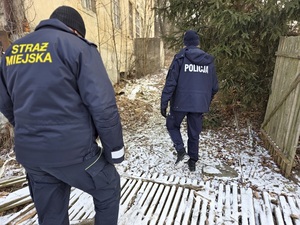 Wspólne działania policji i straży miejskiej – kontrola opuszczonych budynków na terenie powiatu złotoryjskiego