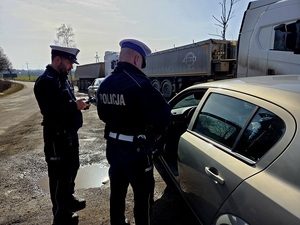 Policjanci kontrolują pojazd
