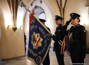 W Sali Rycerskiej wrocławskiego Ratusza, 134 nowo przyjętych policjantów garnizonu dolnośląskiego wypowiedziało słowa Roty Ślubowania