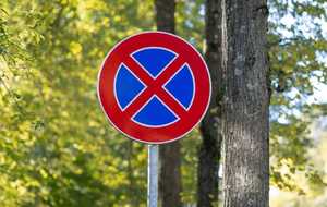 CORAZ WIĘCEJ ZGŁOSZEŃ DOTYCZĄCYCH NIEPRAWIDŁOWEGO PARKOWANIA W ZŁOTORYI – APEL POLICJI DO KIEROWCÓW