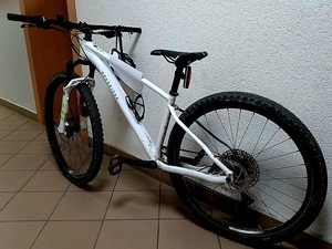 Rower stojący na korytarzu