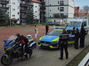 Złotoryjscy policjanci na targach pracy zachęcali do wstąpienia w swoje szeregi