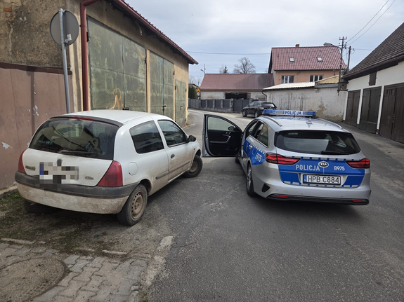 Dwóch nietrzeźwych kierujących zatrzymanych jednego dnia – jeden usłyszał wyrok w trybie przyśpieszonym, drugiemu skonfiskowano samochód