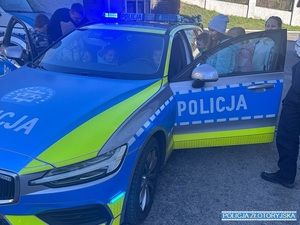 Dzieci przy radiowozie policyjnym