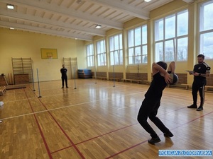 Uczeń rzuca piłką lekarską