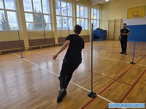 Uczeń przebiega obok pachołków