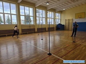 Uczennica przebiega obok pachołków nadzoruje to instruktor