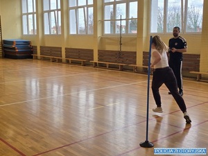 Uczennica biegnie a instruktor nadzoruje