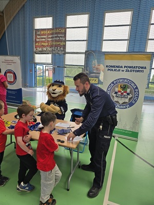 Policjant wykonuje odciski palców dziecku