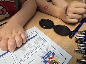 Dzieci odbijają swoje odciski