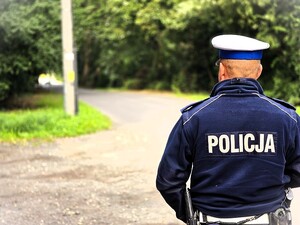 Działania Prędkość - policjant stojący i kontrolujący ruch