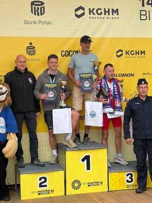Policjant na podium w biegu piastów