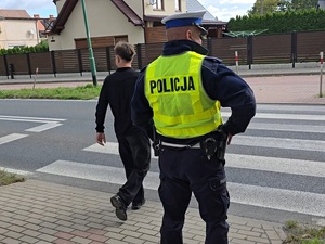 Policjanci kontrolujący rejon szkół