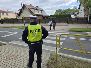 Policjanci kontrolujący rejon szkół