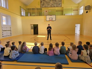 Policjanci prowadzący prelekcje w szkołach