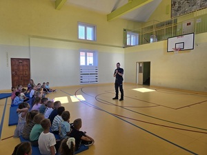 Policjanci prowadzący prelekcje w szkołach