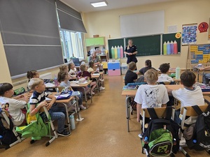 Policjanci prowadzący prelekcje w szkołach