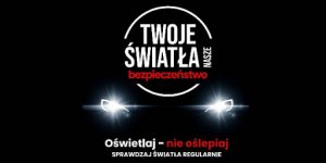 Grafika promująca kampanię &quot;Twoje światła-Nasze bezpieczeństwo&quot;. Ciemne tło, na którym widać dwa światła reflektorów samochodowych oraz napisy &quot;Oświetlaj-nie oślepiaj. Sprawdzaj światła regularnie.