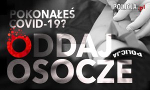 Grafika z napisem: Pokonałeś COVID-19? Oddaj osocze. W tle ręka policjanta, z której pobierana jest krew