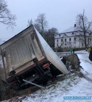 Samochód ciężarowy w rzece