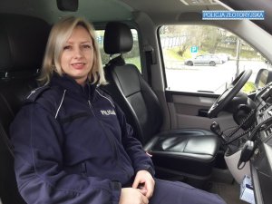 Policjantka siedzi w radiowozie