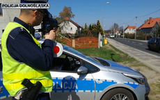 Policjant mierzy prędkość nadjeżdżającego pojazdu