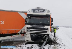 Kolizje samochodów ciężarowych na autostradzie a4