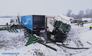 Kolizje samochodów ciężarowych na autostradzie a4