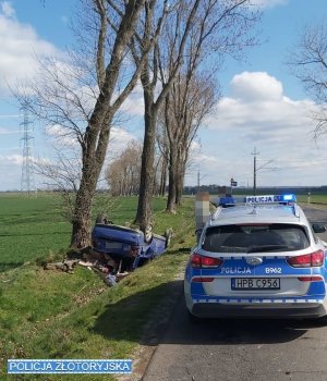 Samochód w rowie po dachowaniu