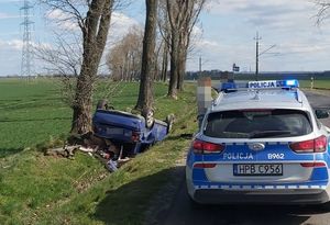 Dachowanie i zderzenie samochodów osobowych z motocyklem. Policjanci apelują o ostrożność! Kierowcy, noga z gazu!