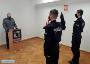 Funkcjonariusze składają ślubowanie przed przełożonym policjantem