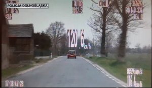 Złotoryjscy policjanci walczą z piratami drogowymi. Rekordzistka w obszarze zabudowanym pędziła 120 km/h