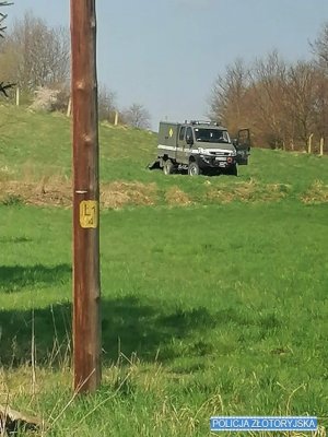 Auto patrolu saperskiego na łące