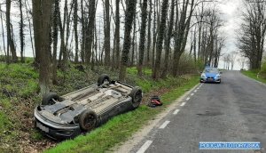 Auto po dachowaniu leży w rowie