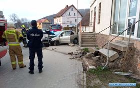 Auto wjechało na schody prowadzące do sklepu. Kierowca oddalił się z miejsca zdarzenia