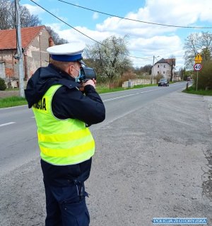 Policjant mierzy prękość nadjeżdżającego auta