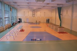 Sala gimnastyczna z rozstawionym torem przeszkód