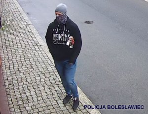 Bolesławieccy policjanci szukają sprawcy rozboju u jubilera. Możesz pomóc !