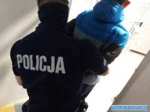 Policjant stoi za mężczyzną