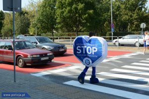 Pieszy wchodzi na pasy, samochody stoją przed nimi