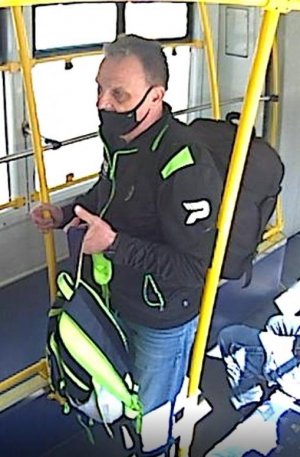 Mężczyzna z bagażami stoi w autobusie