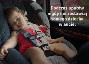 Dziecko śpi w foteliku samochodowym