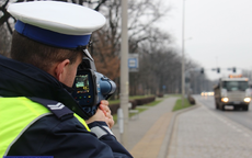 Policjant mierzy prędkość nadjeżdżającego pojazdu