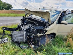 Auto po kolizji ze zniszczonym przodem